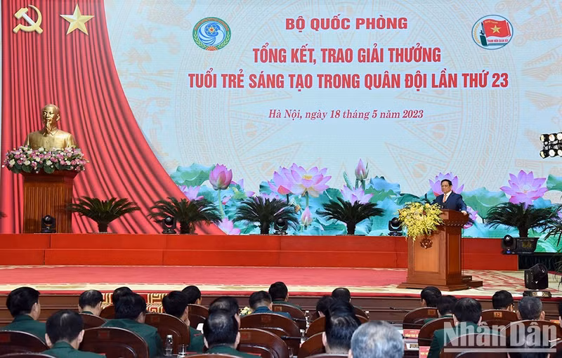 El primer ministro habla en la premiación.