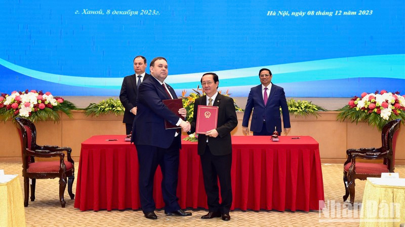 Ceremonia de adjudicación del acuerdo de cooperación para la difusión oficial de las normas nacionales vietnamitas en el territorio de Bielorrusia.