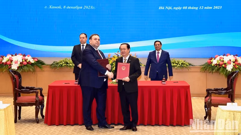 Ceremonia de adjudicación del acuerdo de cooperación para la difusión oficial de las normas nacionales vietnamitas en el territorio de Bielorrusia.