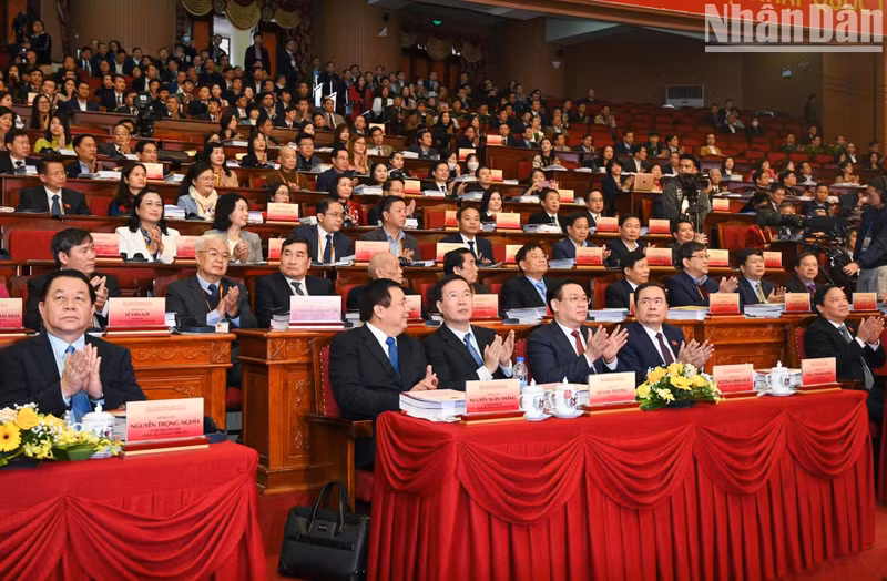 El titular legislativo Vuong Dinh Hue, el miembro permanente del Secretariado del Comité Central del PCV Vo Van Thuong, el vicepresidente permanente parlamentario Tran Thanh Man, el director de la Academia Política Nacional Ho Chi Minh Nguyen Xuan Thang y el jefe de la Comisión de Comunicación y Educación del Comité Central del PCV Nguyen Trong Nghia.
