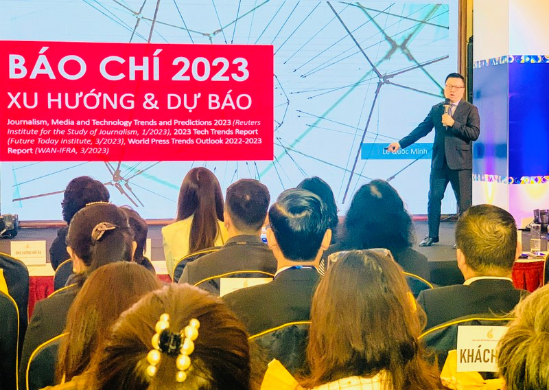 Le Quoc Minh, también jefe del periódico Nhan Dan, presenta su investigación “Las tendencias y pronósticos periodísticos para 2023”.