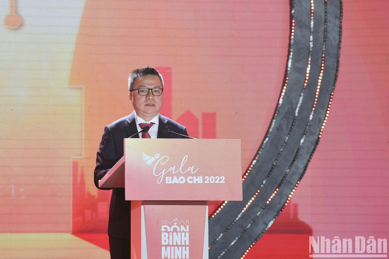 Interviene en el evento Le Quoc Minh, miembro del Comité Central del Partido Comunista de Vietnam, presidente-editor de Nhan Dan, subjefe de la Comisión de Comunicación y Educación del Comité Central del Partido y presidente de la Asociación de Periodistas de Vietnam.