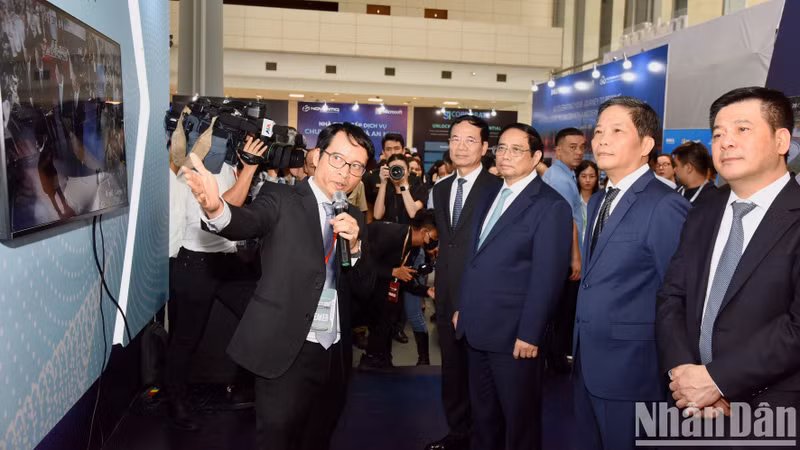 Pham Minh Chinh y los delegados en la Exposición.