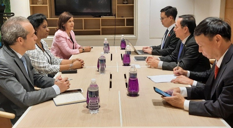 El ministro de Ciencia y Tecnología Huynh Thanh Dat sostiene encuentro con la viceprimera ministra cubana Inés María Chapman Waughn. (Fotografía: VNA)