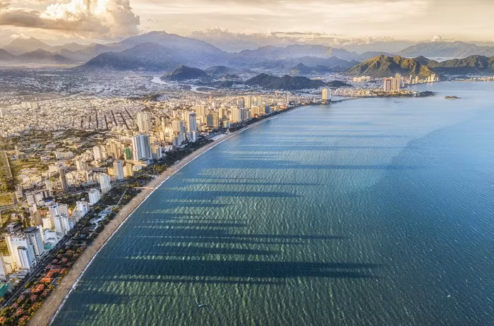 La playa de Nha Trang con vista desde arriba. (Fotografía: vinwonders.com)