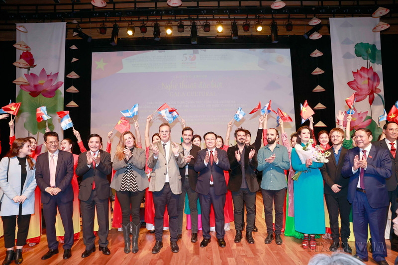 El presidente de la Asamblea Nacional, Vuong Dinh Hue, con artistas en un programa político y artístico para celebrar el 50 aniversario del establecimiento de relaciones diplomáticas entre Vietnam y Argentina. (Fotografía: VNA)