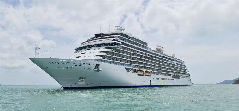 El crucero Seven Seas Explorer atraca en la bahía de Nha Trang. (Fotografía: VNA)