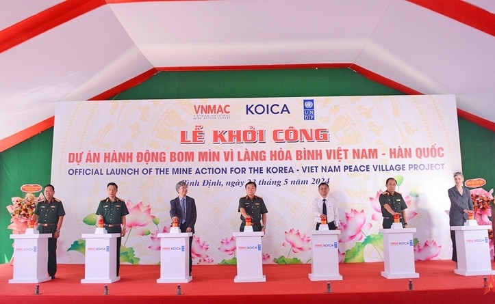 En la ceremonia para iniciar el proyecto. (Fotografía: dangcongsan.vn)
