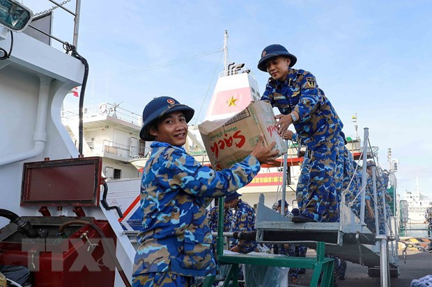 Brindan regalos a soldados de Truong Sa. (Fotografía: VNA)