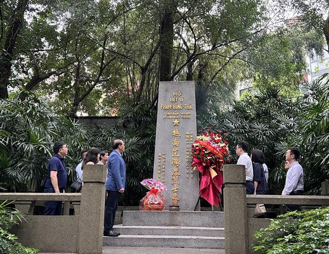 La delegación del Consulado General de Vietnam en Guangzhou, China, rinde un tributo floral al mártir Pham Hong Thai. (Fotografía: VNA)