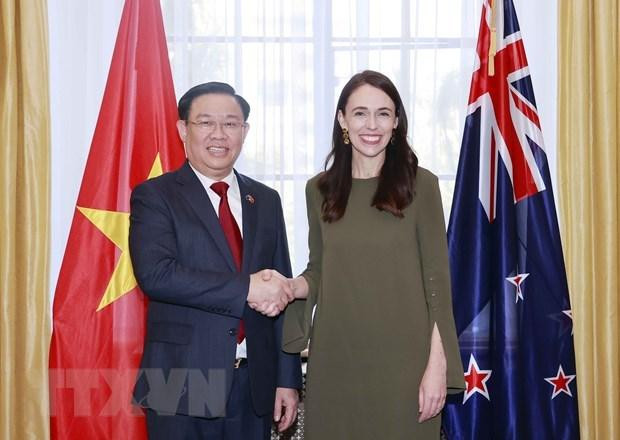 El presidente de la Asamblea Nacional de Vietnam, Vuong Dinh Hue, y la primera ministra de Nueva Zelanda, Jacinda Ardern. (Fotografía: VNA)