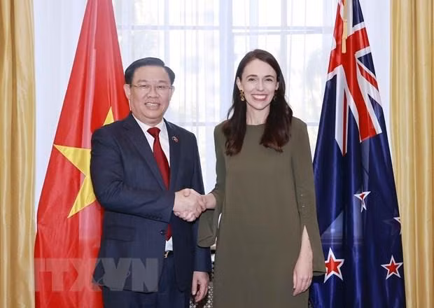 El presidente de la Asamblea Nacional de Vietnam, Vuong Dinh Hue, y la primera ministra de Nueva Zelanda, Jacinda Ardern. (Fotografía: VNA)