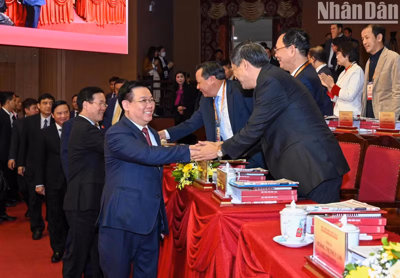 Vuong Dinh Hue y Vo Van Thuong entran en la sala del evento.