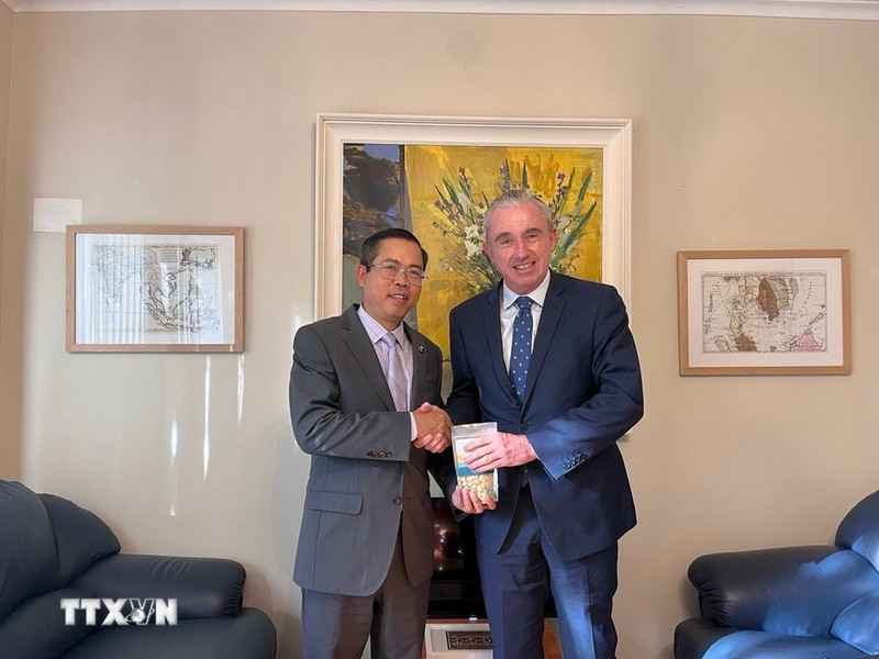 El embajador de Vietnam en Australia, Pham Hung Tam (en la izquierda), y el portavoz comercial de la oposición, Kevin Hogan. (Fotoragía: VNA)