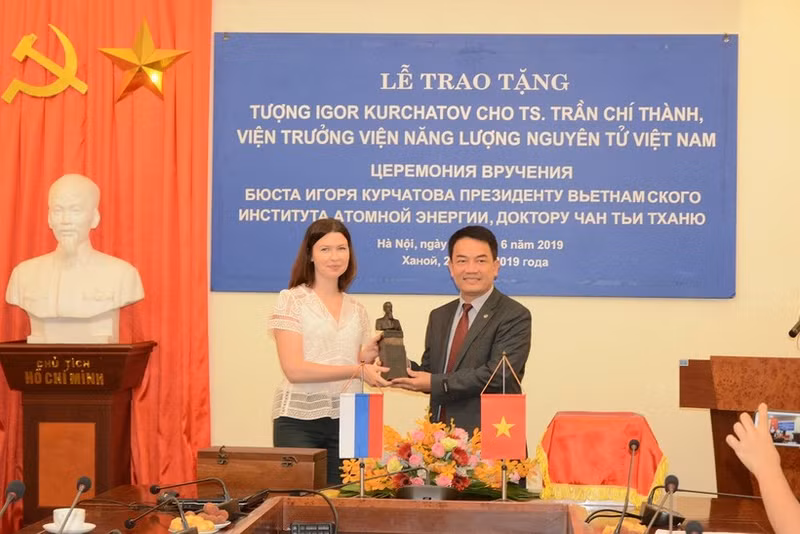 El doctor Tran Chi Thanh recibe la estatua del académico Igor Kurchatov por su contribución y promoción del desarrollo de la industria de la energía nuclear. (Fotografía: www.most.gov.vn)