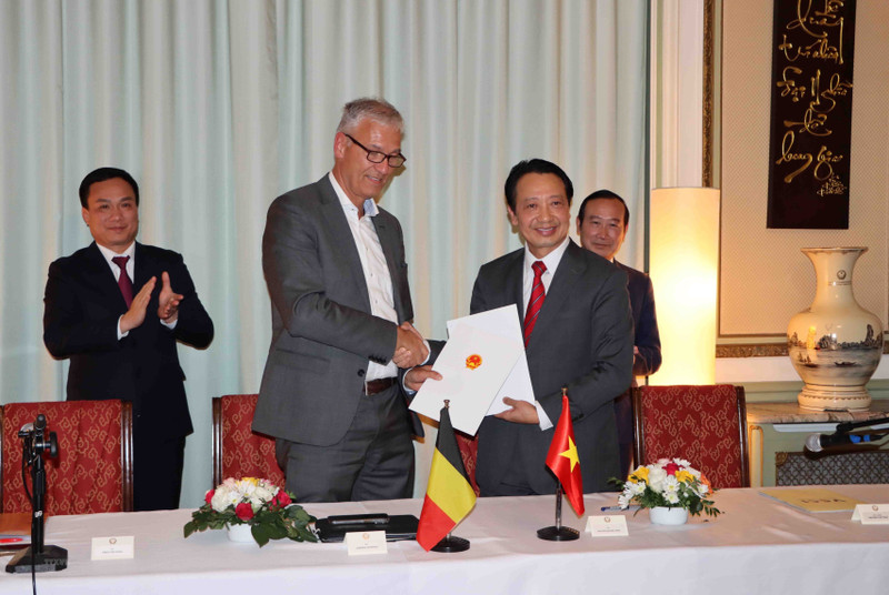 El presidente de BVA, Andries Gryffroy, y el presidente de VCCI, Nguyen Quang Vinh, en la ceremonia de firma del memorando de entendimiento. (Fotografía: VNA)