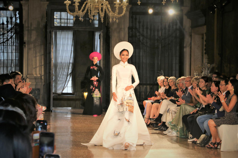 Traje en el desfile (Fuente: VNA)