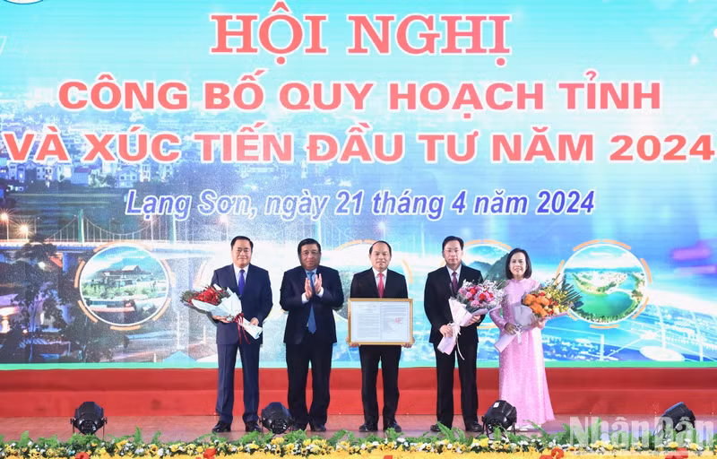 El ministro de Planificación e Inversión Nguyen Chi Dung entrega la Decisión de aprobación de la Planificación de Lang Son.