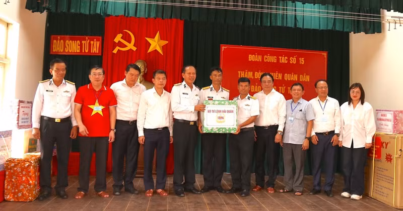 El Comando de la Armada entrega obsequios a los oficiales y soldados de la isla Song Tu Tay. (Fotografía: VNA)