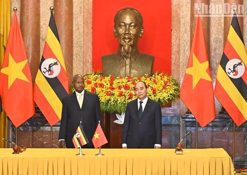 El presidente de Vietnam, Nguyen Xuan Phuc, y su homólogo ugandés Yoweri Kaguta Museveni presencian la rúbrica de varios documentos de cooperación bilateral.