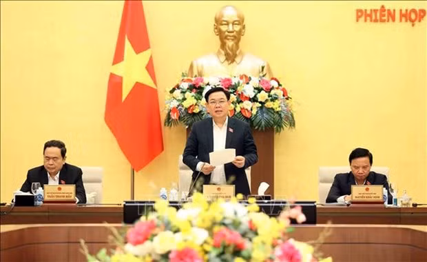 Vuong Dinh Hue, presidente de la Asamblea Nacional de Vietnam, habla en la 30ª reunión del Comité Permanente de AN. (Fotografía: VNA)