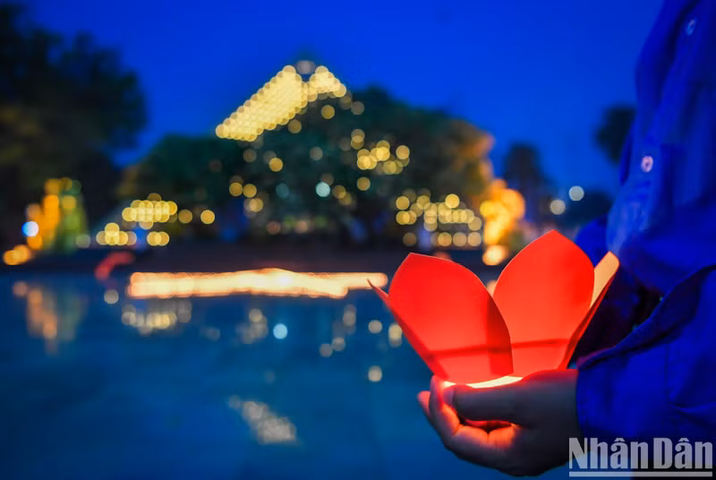 Con motivo del 70º aniversario de la Victoria de Dien Bien Phu, se encendieron velas el 4 de mayo en el Cementerio de los Mártires A1 en la provincia de Dien Bien en homenaje a los soldados caídos. (Fotografía: Nhan Dan)