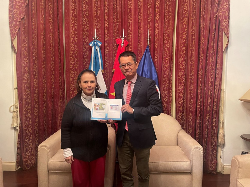 El embajador de Vietnam en Argentina, Duong Quoc Thanh, y la directora de ICAV, Poldi Sosa Schmidt.