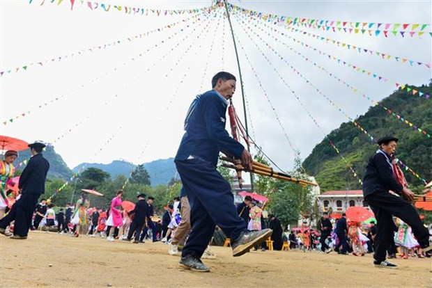 Destacadas actuaciones de Khen Mong en el Festival de meseta blanca de Bac Ha.