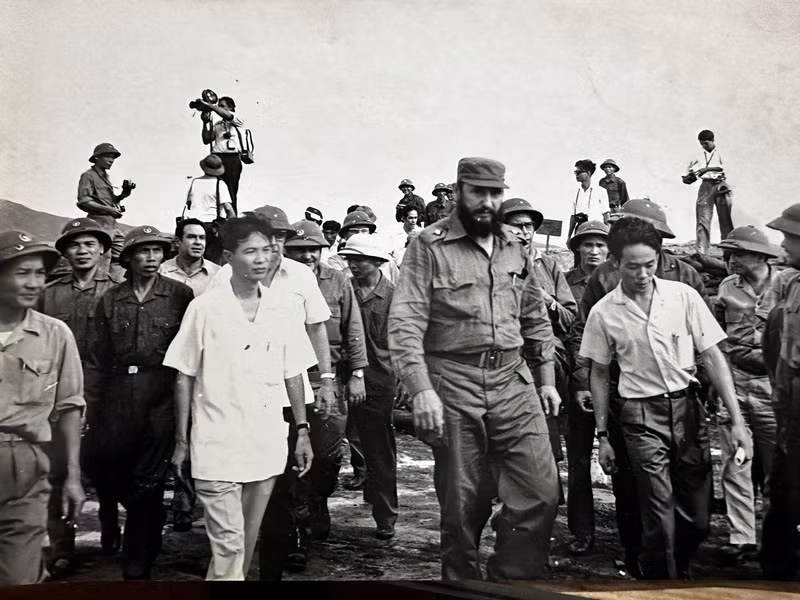Nguyen Xuan Phong (camisa blanca, a la derecha) acompaña a Fidel Castro a visitar Quang Tri (1973). (Fotografía: Cortesía de Nguyen Xuan Phong) Nguyen Xuan Phong (camisa blanca, a la derecha) acompaña a Fidel Castro a visitar Quang Tri (1973). (Fotografía: Cortesía de Nguyen Xuan Phong)