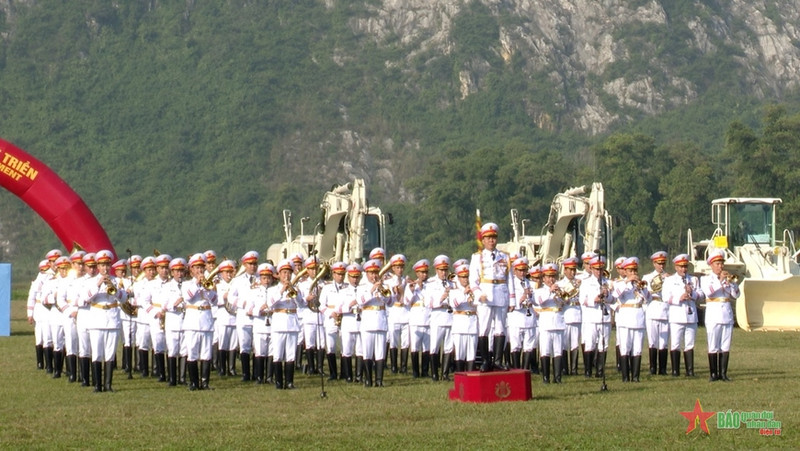 Ensayan la ceremonia de apertura del ejercicio. (Foto: qdnd.vn)