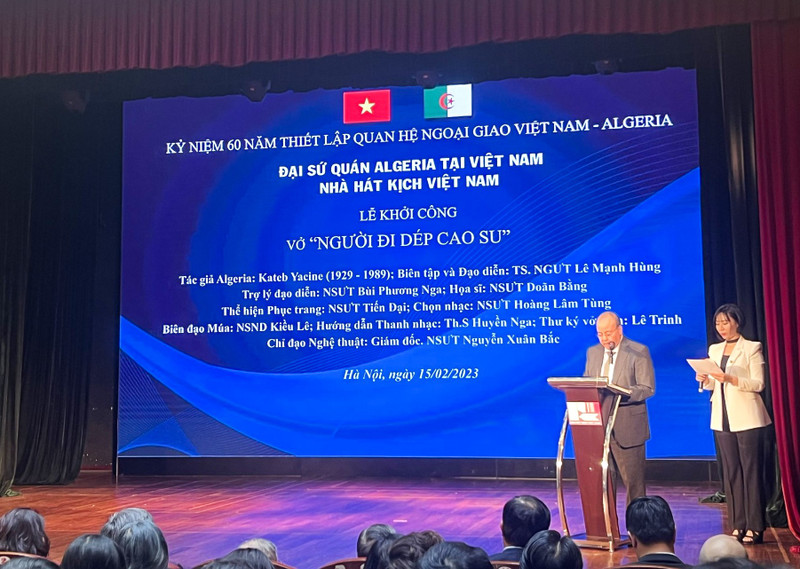 El embajador de Argelia en Vietnam, Boubazine Abdelhamid, interviene en el evento.