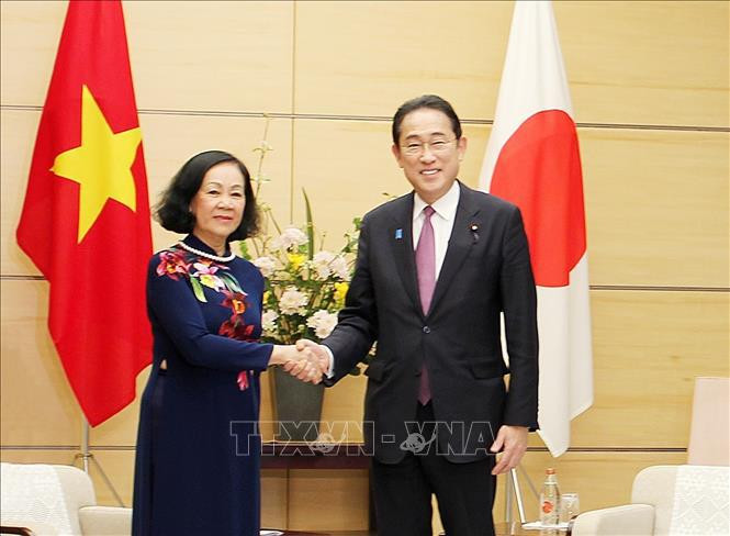 La miembro del Buró Político y permanente del Secretariado del Comité Central del PCV y jefa de su Comisión de Organización, Truong Thi Mai, y el primer ministro de Japón, Kishida Fumio. (Fotografía: VNA)