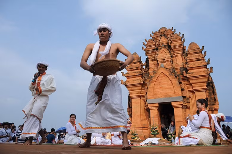 Un baile inspirado en la vida cotidiana de los Cham. Un baile inspirado en la vida cotidiana de los Cham.