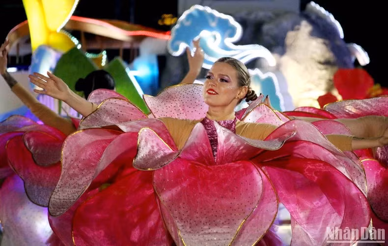 Bailarines en trajes alusivos a flores típicas de Da Lat.