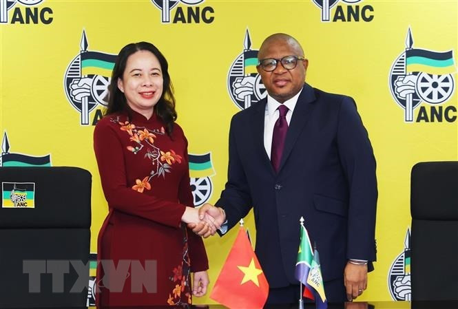La vicepresidenta vietnamita Vo Thi Anh Xuan y el secretario general del Congreso Nacional Africano, Fikile Mbalula. (Fotografía: VNA)