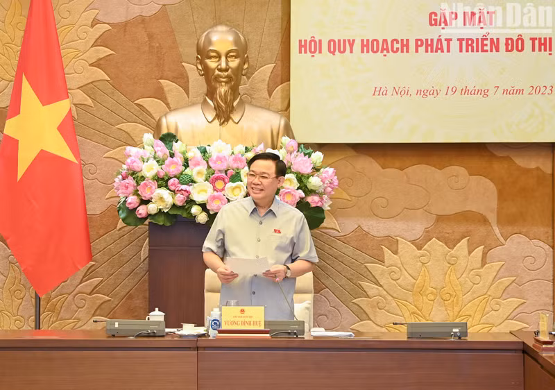 Vuong Dinh Hue inaugura el evento.