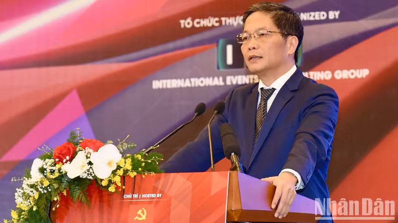 El jefe de la Comisión de Asuntos Económicos del Comité Central del Partido, Tran Tuan Anh, interviene en la inauguración del evento.