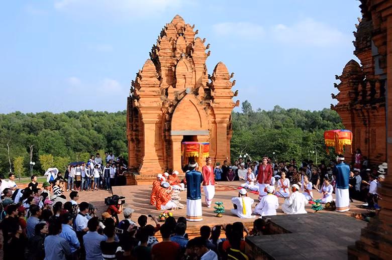Los complejos de torres se han convertido en uno de los patrimonios destacados de la cultura Cham, como el Santuario de My Son, en Quang Nam, el complejo de torres de Ponnaga, en Nha Trang, el complejo cultural Cham de Binh Dinh y la zona de torres Cham de la Aldea de Cultura y Turismo de las Nacionalidades de Vietnam, en Hanói. Los complejos de torres se han convertido en uno de los patrimonios destacados de la cultura Cham, como el Santuario de My Son, en Quang Nam, el complejo de torres de Ponnaga, en Nha Trang, el complejo cultural Cham de Binh Dinh y la zona de torres Cham de la Aldea de Cultura y Turismo de las Nacionalidades de Vietnam, en Hanói.