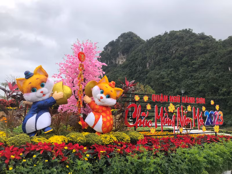 Otras mascotas con forma de gato se encuentra en el Monumento de Ngu Hanh Son.