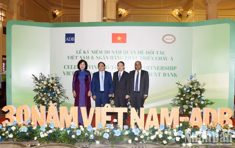 Pham Minh Chinh y los delegados tras la ceremonia.