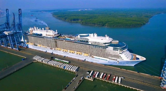 El crucero Spectrum of the Seas arriba al puerto de Phu My, en la provincia sureña de Ba Ria-Vung Tau. (Fotografía: baria-vungtau.gov.vn)
