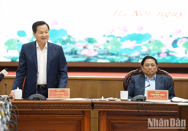El viceprimer ministro Le Minh Khai habla en el evento.