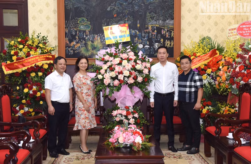 El Ministerio de Industria y Comercio envia flores de felicitación al periódico.