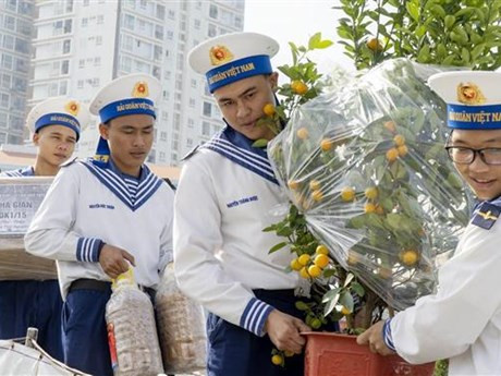 Los soldados trasladan regalos al barco. (Fotografía: VNA)