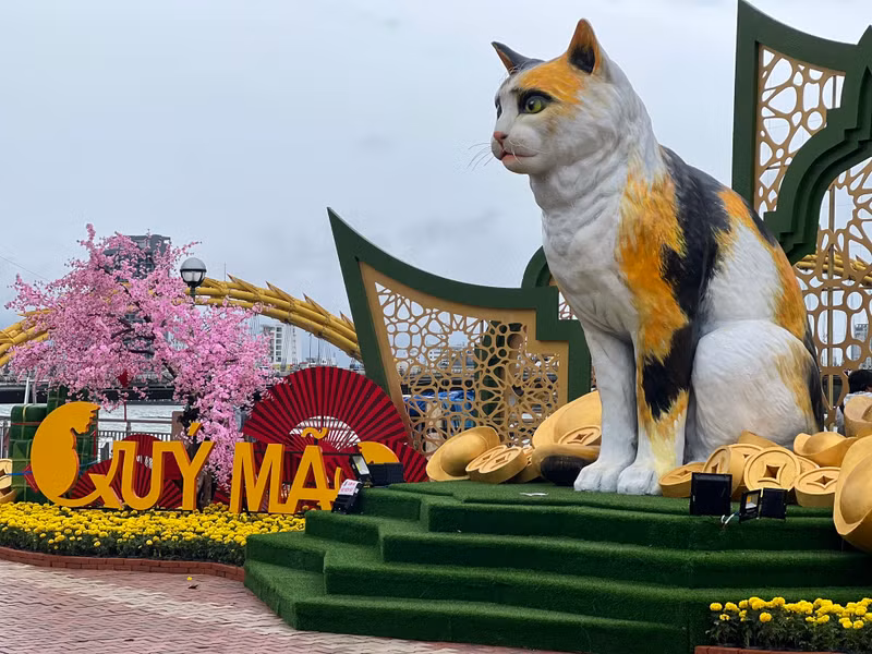 Una gran figura de gato fue colocada frente al parque de APEC.