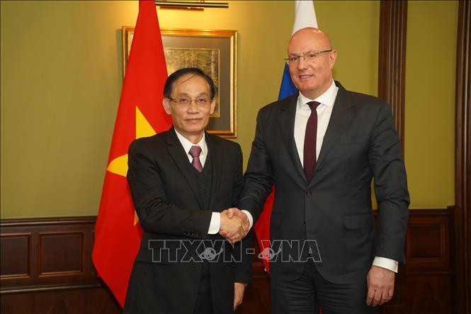 El secretario del Comité Central del Partido Comunista de Vietnam y jefe de su Comisión de Relaciones Exteriores, Le Hoai Trung, y el viceprimer ministro Dmitry Chernyshenco, copresidente del Comité Intergubernamental Vietnam-Rusia para la cooperación económica, comercial y científica y técnica. (Fotografía: VNA)