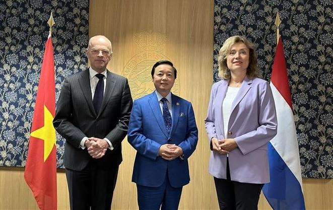 El viceprimer ministro vietnamita Tran Hong Ha y los presidentes de la Cámara de Representantes, Vera Bergkamp (derecha), y del Senado de los Países Bajos, Jan Anthonie Bruijn (izquierda). (Fotografía: VNA)