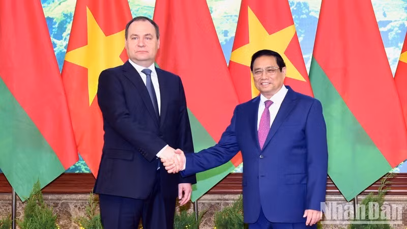 El primer ministro de Vietnam, Pham Minh Chinh, y su homólogo bielorruso, Roman Golovchenko. (Fotografía: Nhan Dan)