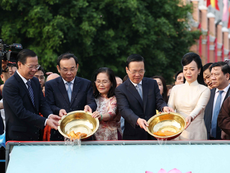 El presidente Vo Van Thuong, su esposa y las autoridades de Ciudad Ho Chi Minh liberan carpas. (Fotografía: VNA)