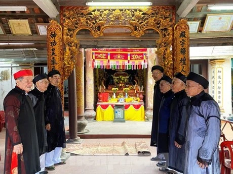 Miembros del comité organizador del festival Minh The reunidos en el santuario honrado a la reina Vu Thi Ngoc Toan. (Fotografía: nld.com.vn)